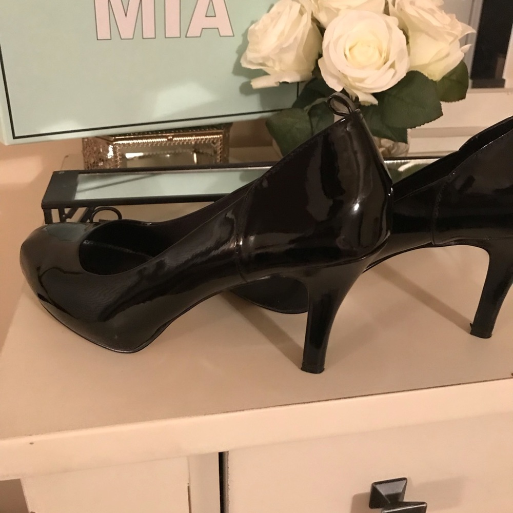 Girl Mia Black Patent Leather Pump - Picture 7 of 7